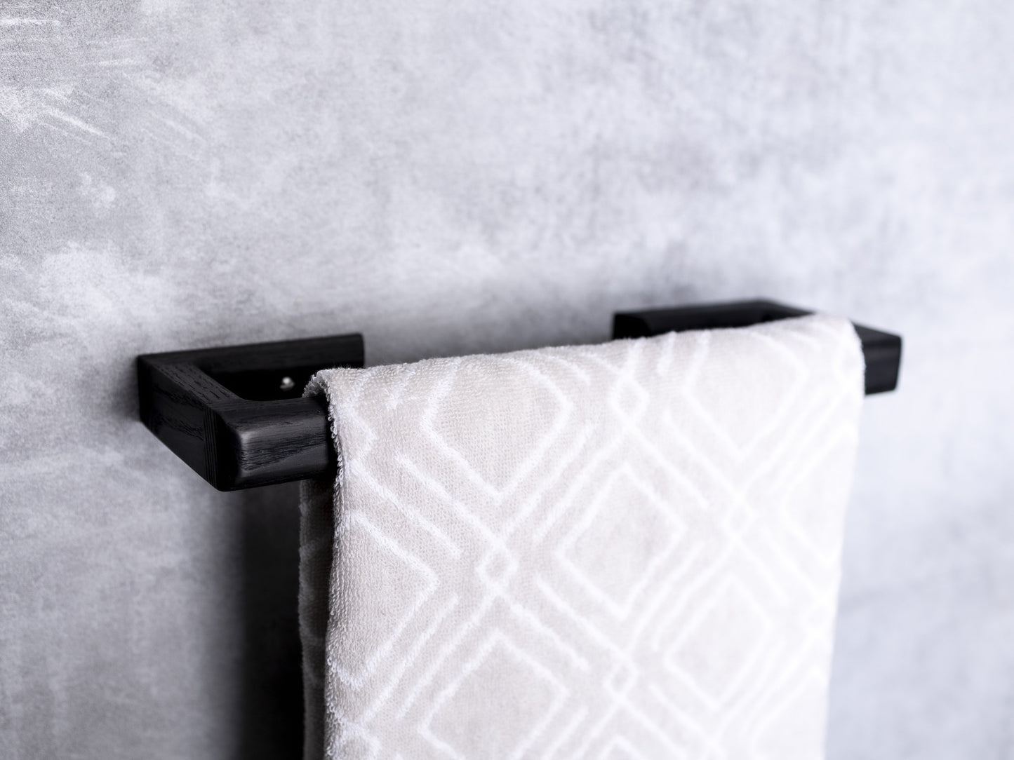 Noir Intense | Porte-serviettes en frêne | Collection de meubles de salle de bain